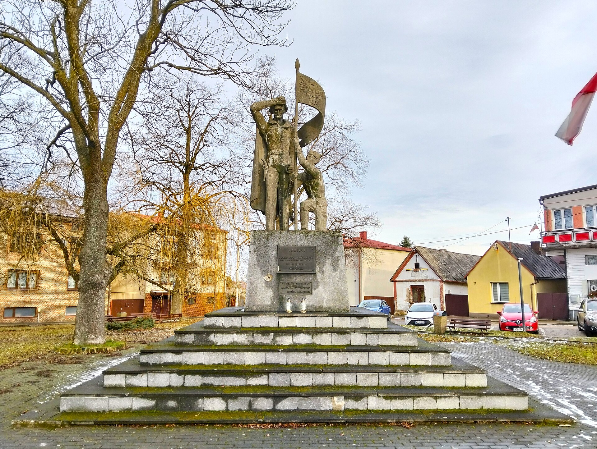 Pomnik na rynku w Mrzygłodzie. Fot. MOs810; źródło: https://commons.wikimedia.org/wiki/File:Market_Square_in_Mrzyg%C5%82%C3%B3d_(Myszk%C3%B3w)_01.jpg; licencja: CC BY 4.0 (https://creativecommons.org/licenses/by/4.0/)