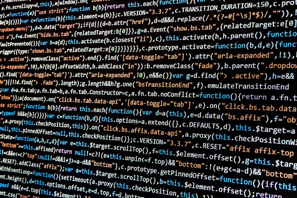 Kod komputerowy na ekranie. Fot. Lorenzo Cafaro; źródło: https://commons.wikimedia.org/wiki/File:Programming.jpg; licencja: CC0 1.0 (https://creativecommons.org/publicdomain/zero/1.0/)